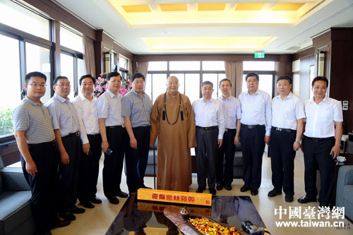 星云大師與山東省農業經濟交流團成員合影