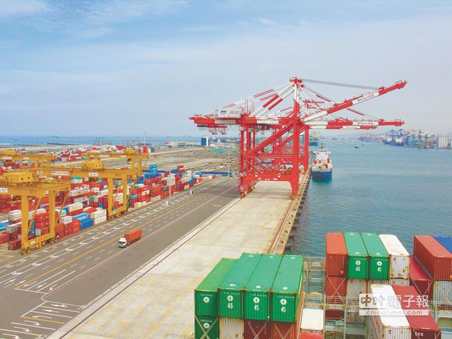 經(jīng)部公布外銷接單,4月對陸港接單負成長10.3%,創(chuàng)歷年來最大衰退。圖為高雄港貨櫃碼頭。(本報系資料照片)