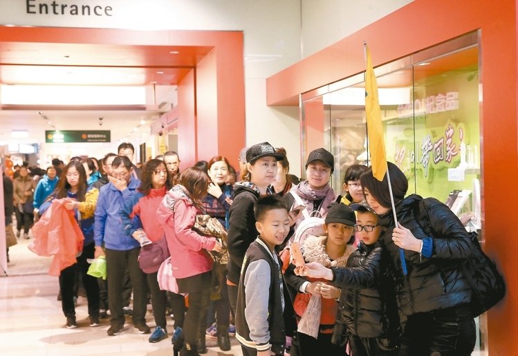 圖為在臺灣參觀的大陸游客團(tuán)。(圖/《聯(lián)合報(bào)》) 圖為在臺灣參觀的大陸游客團(tuán)。(圖/《聯(lián)合報(bào)》)