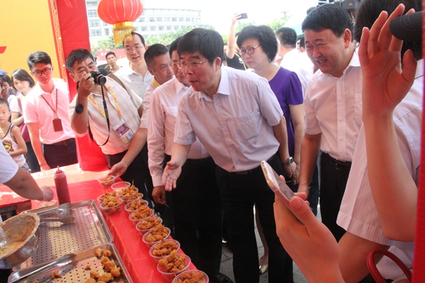 圖5國臺辦主任助理周寧與臺灣攤主互動(中國臺灣網(wǎng) 蕪同 攝)