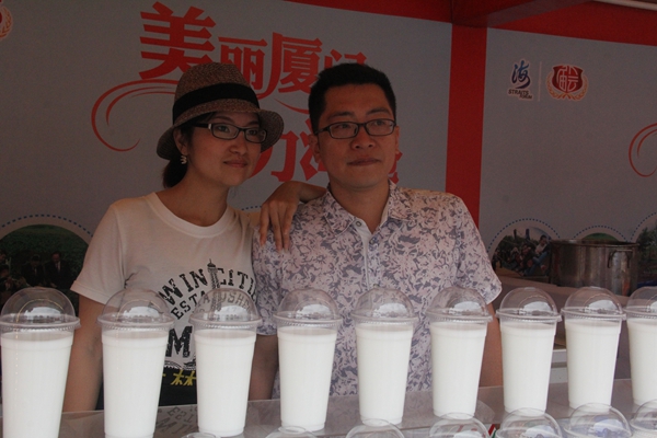 圖7兩岸合作練攤的小夫妻(中國臺灣網(wǎng) 蕪同 攝)