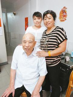 見夫書法憶亡父蒙古姑娘嫁大她38歲臺灣郎(圖)