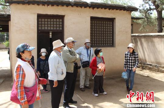 高雄市河北同鄉會參訪團聽導游講解革命故事。 韓冰 攝