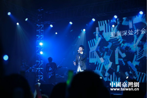 嚴爵細膩溫柔的嗓音深深打動在場觀眾 嚴爵細膩溫柔的嗓音深深打動在場觀眾