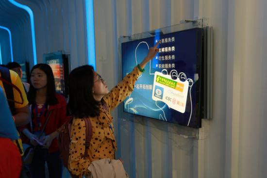 兩地大學(xué)生參觀電子商務(wù)示范基地