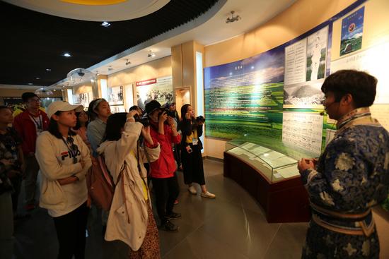 青臺兩地大學(xué)生聆聽簡介人員演唱王洛賓先生音樂作品