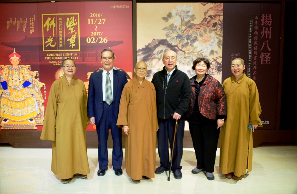 吳伯雄伉儷與慈容法師(中)、覺培法師(右)、如常法師(左)及黃麟翔先生(左二)等于合影 吳伯雄伉儷與慈容法師(中)、覺培法師(右)、如常法師(左)及黃麟翔先生(左二)等于合影