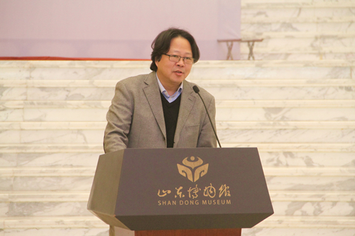 山東省藝術學院院長王力克致辭 山東博物館常務副館長郭思克主持 山東省藝術學院院長王力克致辭 山東博物館常務副館長郭思克主持