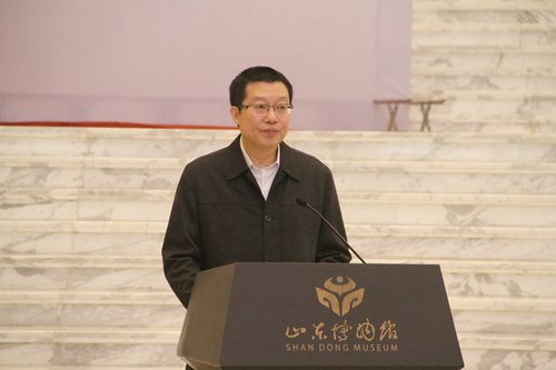 山東省藝術學院院長王力克致辭 山東博物館常務副館長郭思克主持 山東省藝術學院院長王力克致辭 山東博物館常務副館長郭思克主持