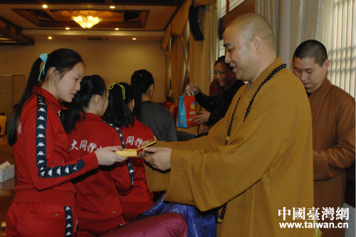 慧明法師向臺(tái)北運(yùn)動(dòng)員贈(zèng)送佛珠手串結(jié)緣 慧明法師向臺(tái)北運(yùn)動(dòng)員贈(zèng)送佛珠手串結(jié)緣