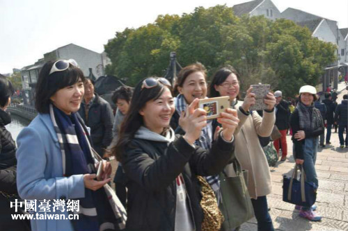 臺胞姐妹們正在放生橋上攝影留念 臺胞姐妹們正在放生橋上攝影留念