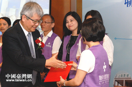 向新加入醫(yī)療隊(duì)的醫(yī)護(hù)人員頒發(fā)聘書 向新加入醫(yī)療隊(duì)的醫(yī)護(hù)人員頒發(fā)聘書