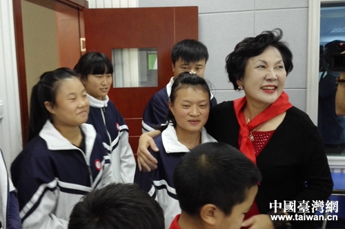 臺(tái)商董淑貞女士(右一)與受助學(xué)生親切交流 臺(tái)商董淑貞女士(右一)與受助學(xué)生親切交流