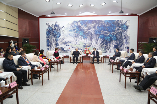 �Ĵ�ʡ��ʡ�L(zh��ng)���Q��(hu��)Ҋ�Ї�(gu��)��(gu��)���hǰ����ϯղ����