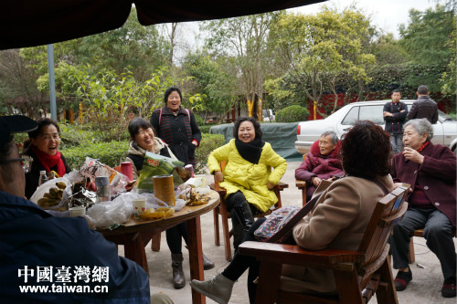 老臺胞們圍坐在一起敘舊聊天 老臺胞們圍坐在一起敘舊聊天