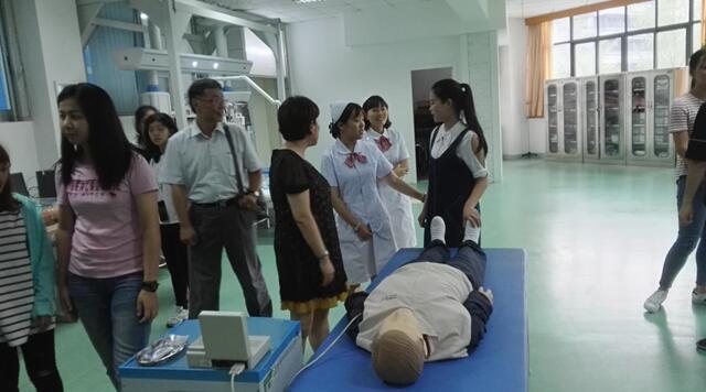 臺灣輔英科技大學師生參觀實訓室 臺灣輔英科技大學師生參觀實訓室