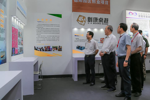 四川省臺(tái)辦副主任張軍向兩岸企業(yè)家峰會(huì)理事長曾培炎介紹在川發(fā)展的臺(tái)青創(chuàng)業(yè)項(xiàng)目 四川省臺(tái)辦副主任張軍向兩岸企業(yè)家峰會(huì)理事長曾培炎介紹在川發(fā)展的臺(tái)青創(chuàng)業(yè)項(xiàng)目