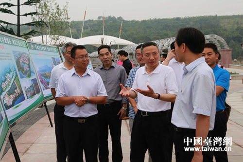 四川省臺辦主任周敏謙(右二)聽取百年好合愛情谷負責人(左一)工作匯報。 四川省臺辦主任周敏謙(右二)聽取百年好合愛情谷負責人(左一)工作匯報。