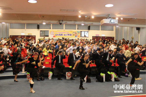 中正大學(xué)的美魔女李淑芳教授,以幽默、逗趣的帶動(dòng)有氧,歡樂(lè)閉幕 中正大學(xué)的美魔女李淑芳教授,以幽默、逗趣的帶動(dòng)有氧,歡樂(lè)閉幕