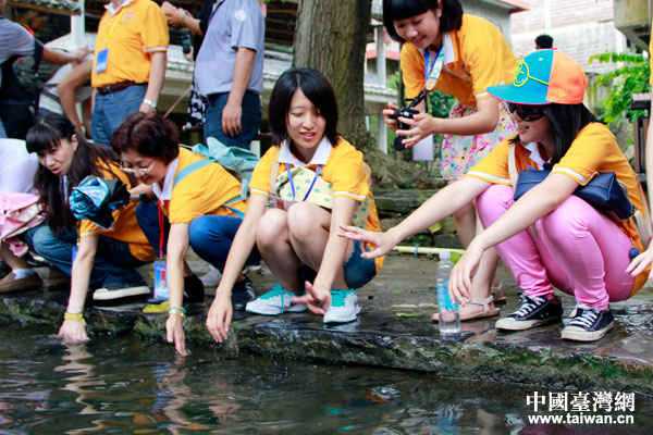 27����������ϵ�ഺ�X���л�ӵăɰ���W(xu��)�������V���R���Ѕ��^�SҦ���(zh��n)������ǧ��Ŵ���Ěvʷ�L(f��ng)ò.