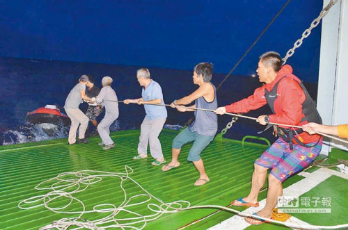 10級風來襲兩岸健兒泳渡臺灣海峽夜游喊停