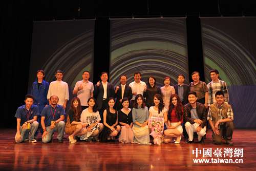 演出結(jié)束后,主創(chuàng)人員在舞臺(tái)上合影