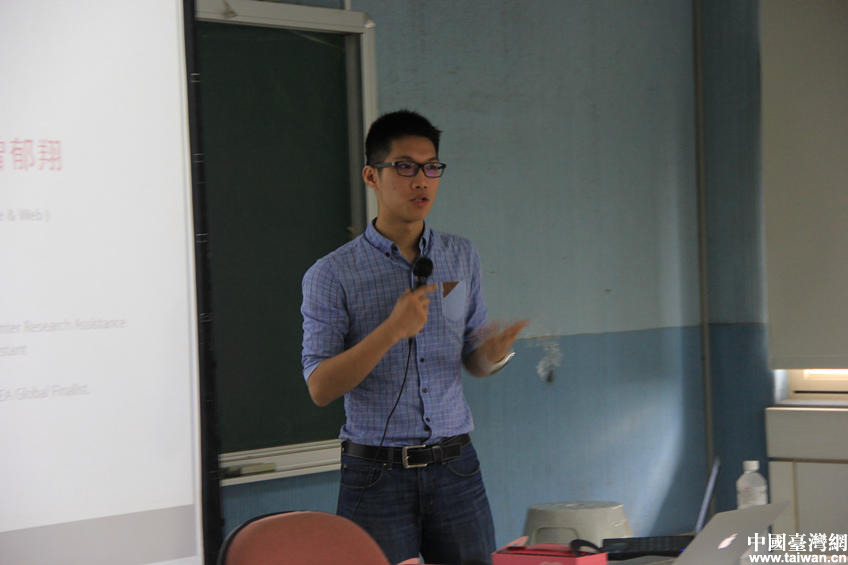 臺大機械系臺灣學生曾郁翔正在介紹其創辦的We Care(微善)平臺 臺大機械系臺灣學生曾郁翔正在介紹其創辦的We Care(微善)平臺