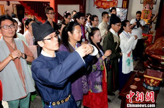 兩岸漢服社團負責人代表共同來到福州三坊七巷郎官巷天后宮,拜謁媽祖金身神像。 記者劉可耕 攝