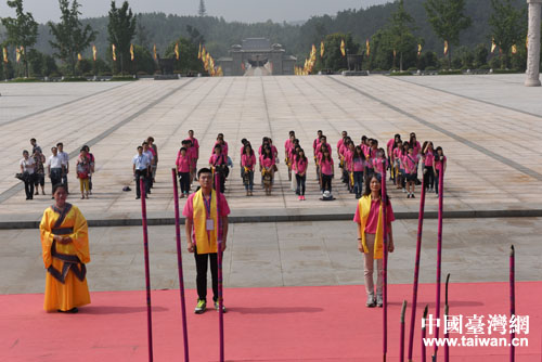 鄂臺兩岸大學生共同祭拜炎帝。(中國臺灣網 梁行 攝 )