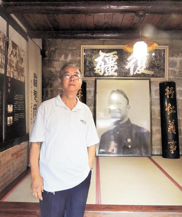 李友邦之子李力群,右照為李友邦,此景為李友邦書房