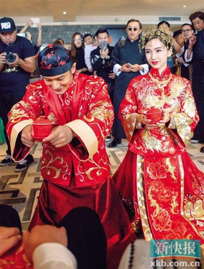 林志玲搶到黃曉明婚禮捧花吳宇森擔(dān)任主婚人(圖)