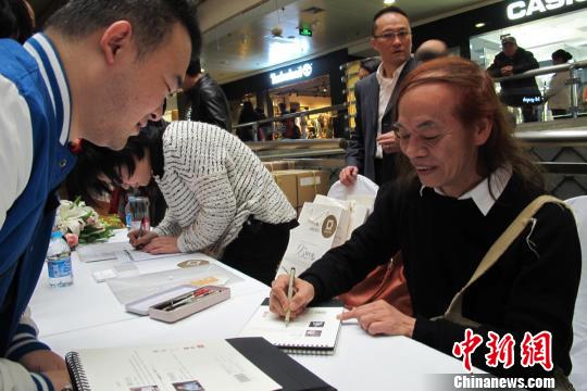 臺(tái)灣漫畫家蔡志忠現(xiàn)身上海指導(dǎo)自閉癥兒童繪畫