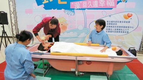 苗栗開通“行動沐浴車”護(hù)工上門幫失能老人洗澡