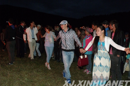 圖為:篝火晚會上的年輕人 圖為:篝火晚會上的年輕人