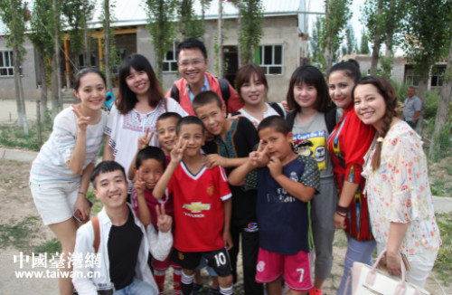 參訪團成員與少數(shù)民族少年合影留念 參訪團成員與少數(shù)民族少年合影留念