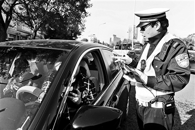 交管部門昨天正式開查司機和乘客不系安全帶行為 交管部門昨天正式開查司機和乘客不系安全帶行為