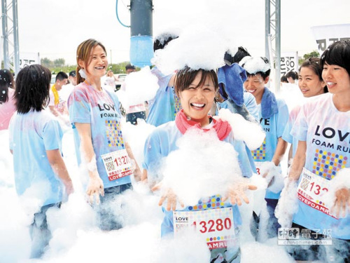 高雄泡泡路跑登場(chǎng)民眾載沐浴發(fā)帶打泡泡仗(圖)