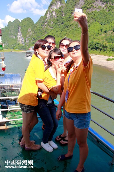 28日,參加情系青春嶺南行活動的大學生游覽漓江。(中國臺灣網 楊麗 攝 ) 28日,參加情系青春嶺南行活動的大學生游覽漓江。(中國臺灣網 楊麗 攝 )