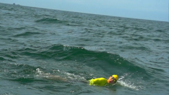 泳渡海峽天氣惡劣五大懸念 健兒夜泳登船避巨浪 泳渡海峽天氣惡劣五大懸念 健兒夜泳登船避巨浪