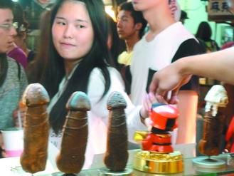 臺灣夜市小吃造型露骨女客臉紅男生尷尬(圖)
