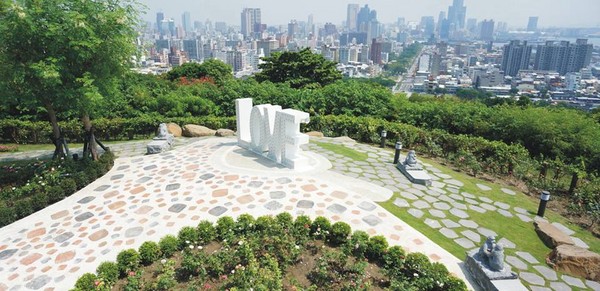 浪漫滿點!高雄“壽山情人觀景臺”打造玫瑰花園