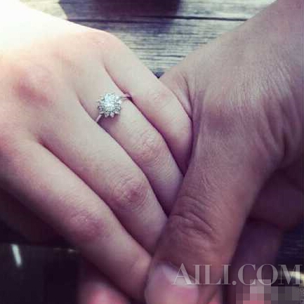王寶強(qiáng)送校花嬌妻鉆戒 高調(diào)告白:永遠(yuǎn)愛(ài)你!