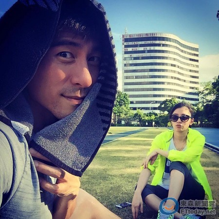 修杰楷曬與愛妻合影賈靜雯四肢纖細獲贊(圖)