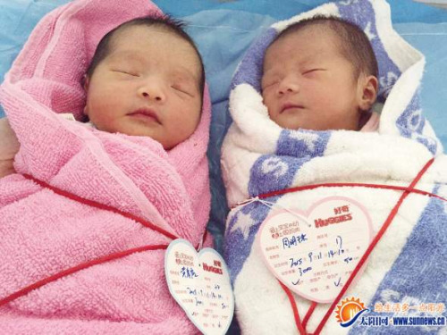 廈門兩有緣女嬰同天同時同院出生同高同重不同媽(圖)