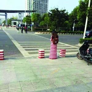 女生與隔離墩撞衫成網絡紅人:每天都收到截圖