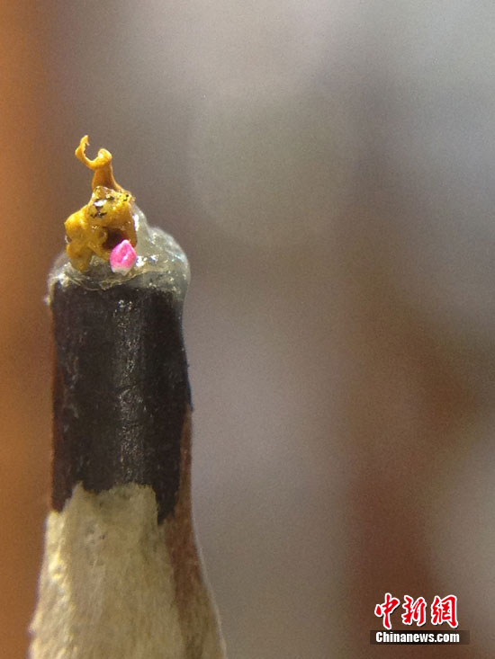 臺(tái)灣雕刻家陳逢顯刻“世界最小”猴子僅1毫米(圖)