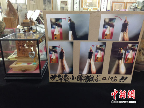 圖為陳逢顯所做世界最小雕刻猴子,僅0.1公分大小。