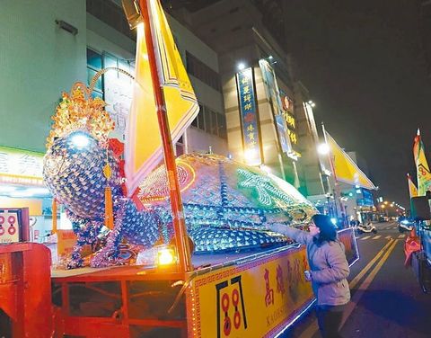 18噸“大龜王”巡游高雄市區祈福上千人爭相觀看