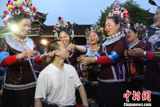 ����Ů�����׾��д��e��