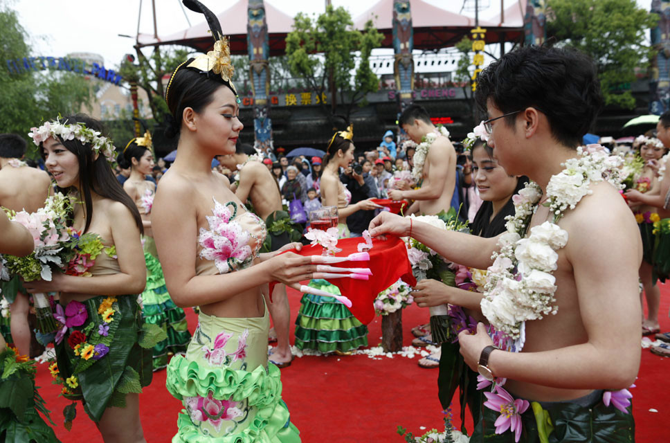 90后情侶雨中集體“裸婚” 鮮花做婚服(組圖) 90后情侶雨中集體“裸婚” 鮮花做婚服(組圖)